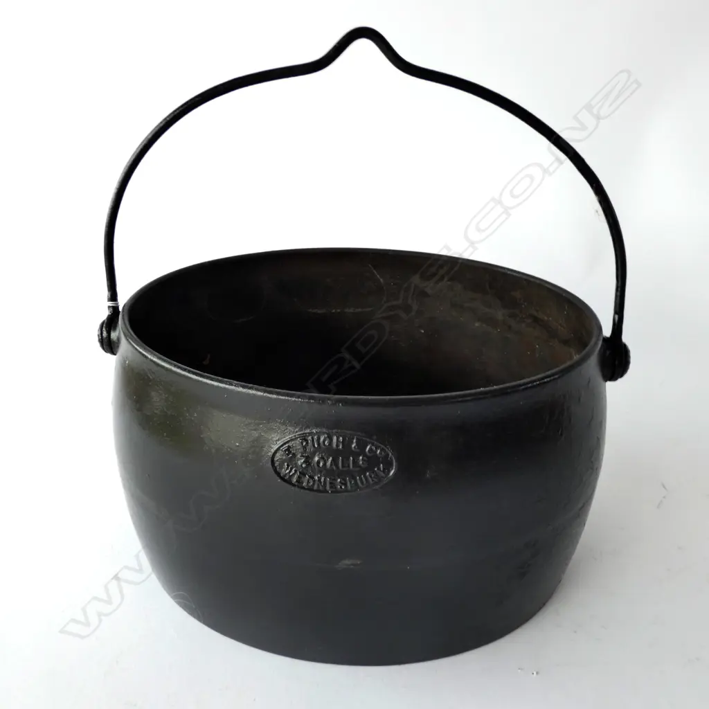 LARGE PUCK & CO CAST IRON OVAL POT W. 355MM Image 1++