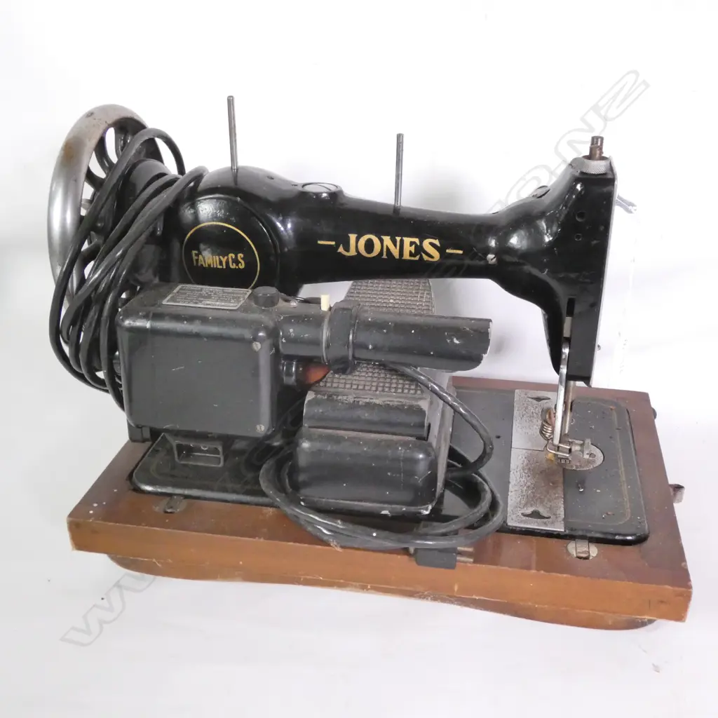 VINTAGE JONES SEWING MACHINE L. 370MM Image 1++