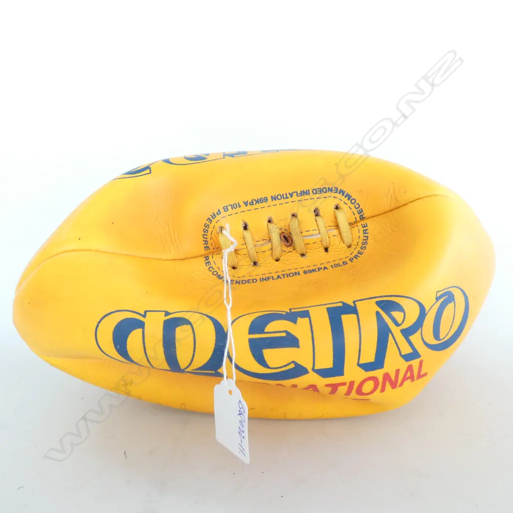 C.1985 NZ RUGBY LEAGUE TEAM SIGNED 'METRO' BALL... Image 1++