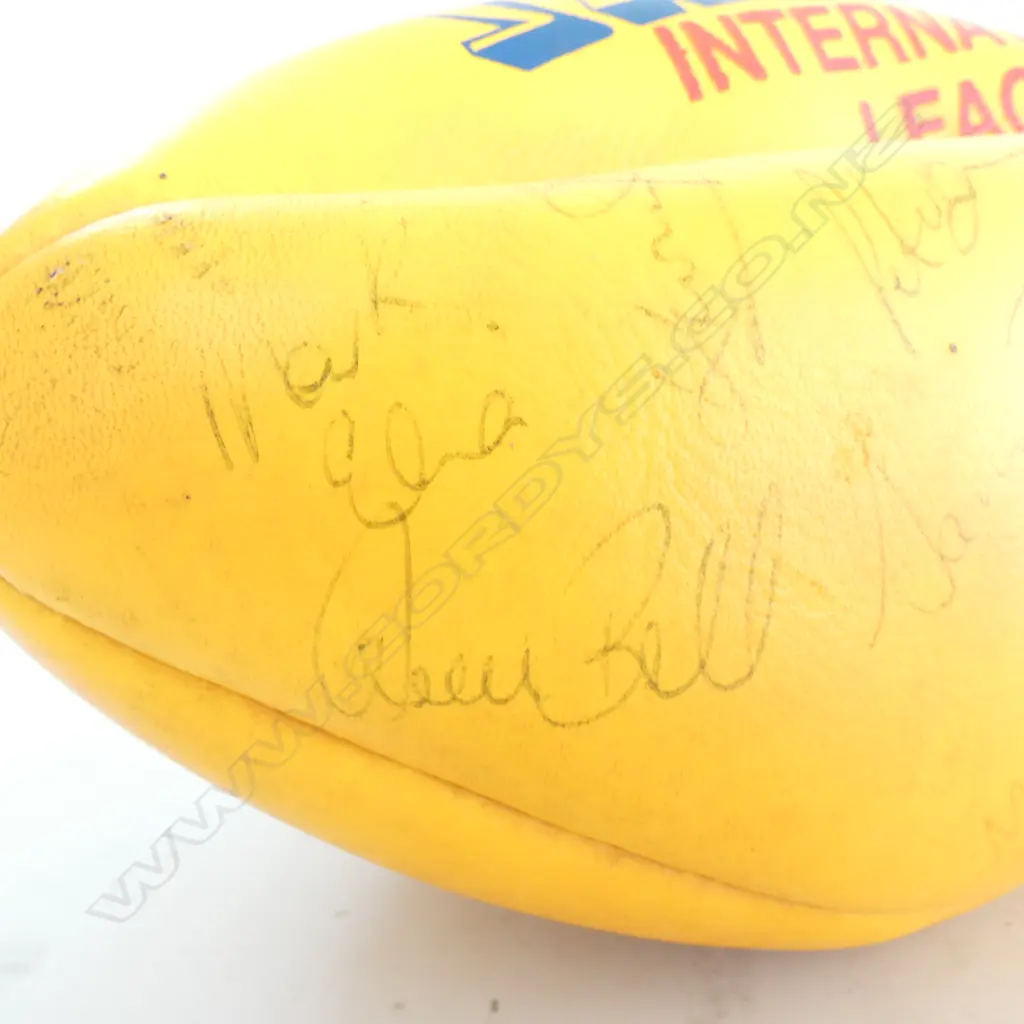 C.1985 NZ RUGBY LEAGUE TEAM SIGNED 'METRO' BALL... Image 1++