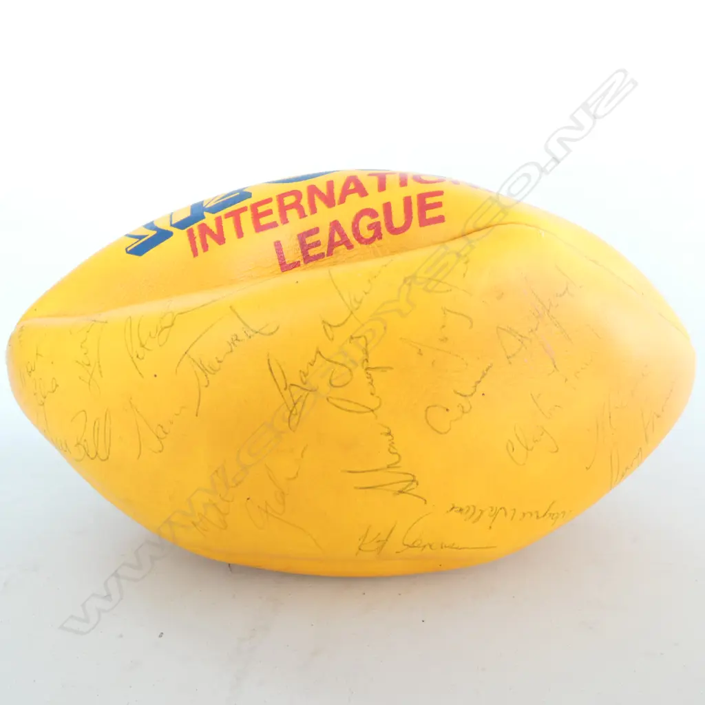 C.1985 NZ RUGBY LEAGUE TEAM SIGNED 'METRO' BALL... Image 1++
