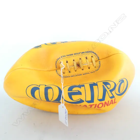 C.1985 NZ RUGBY LEAGUE TEAM SIGNED 'METRO' BALL...
