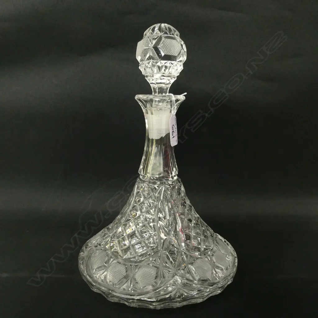 CRYSTAL CUT DECANTER, H. 285MM Image 1++