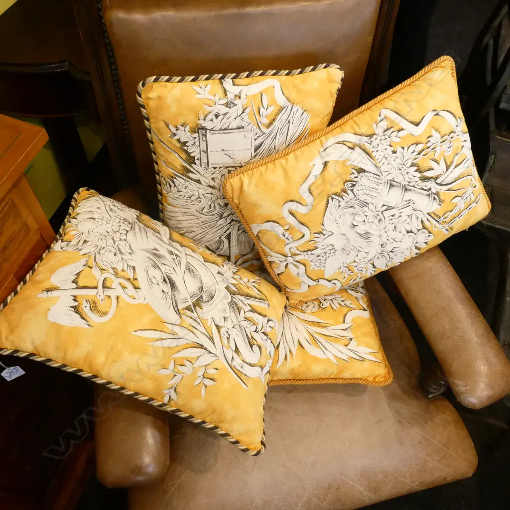 4 YELLOW CUSHIONS  Image 1++