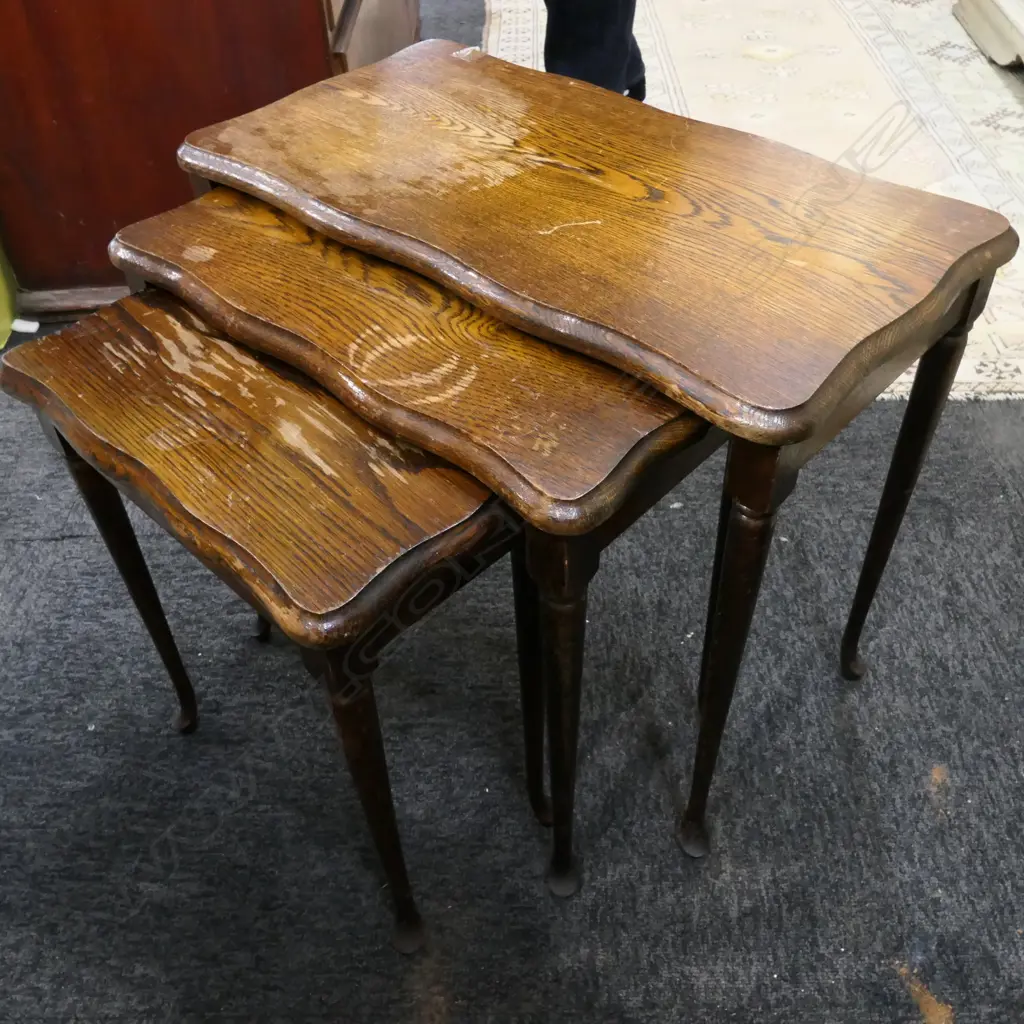 NEST OF 3 OAK SPINDLE LEGGED TABLES.... Image 1++