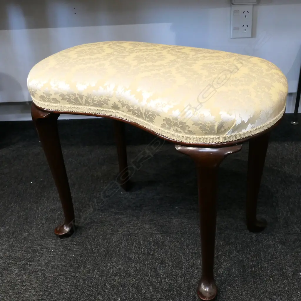 CABROILE LEG UPHOLSTERED KIDNEY STOOL W. 580MM Image 1++