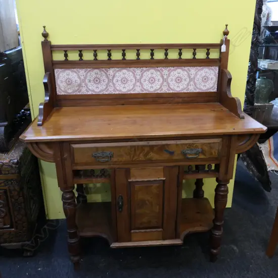 KAURI EDWARDIAN TILED BACK WASHSTAND H. 1180MM W. 1065MM