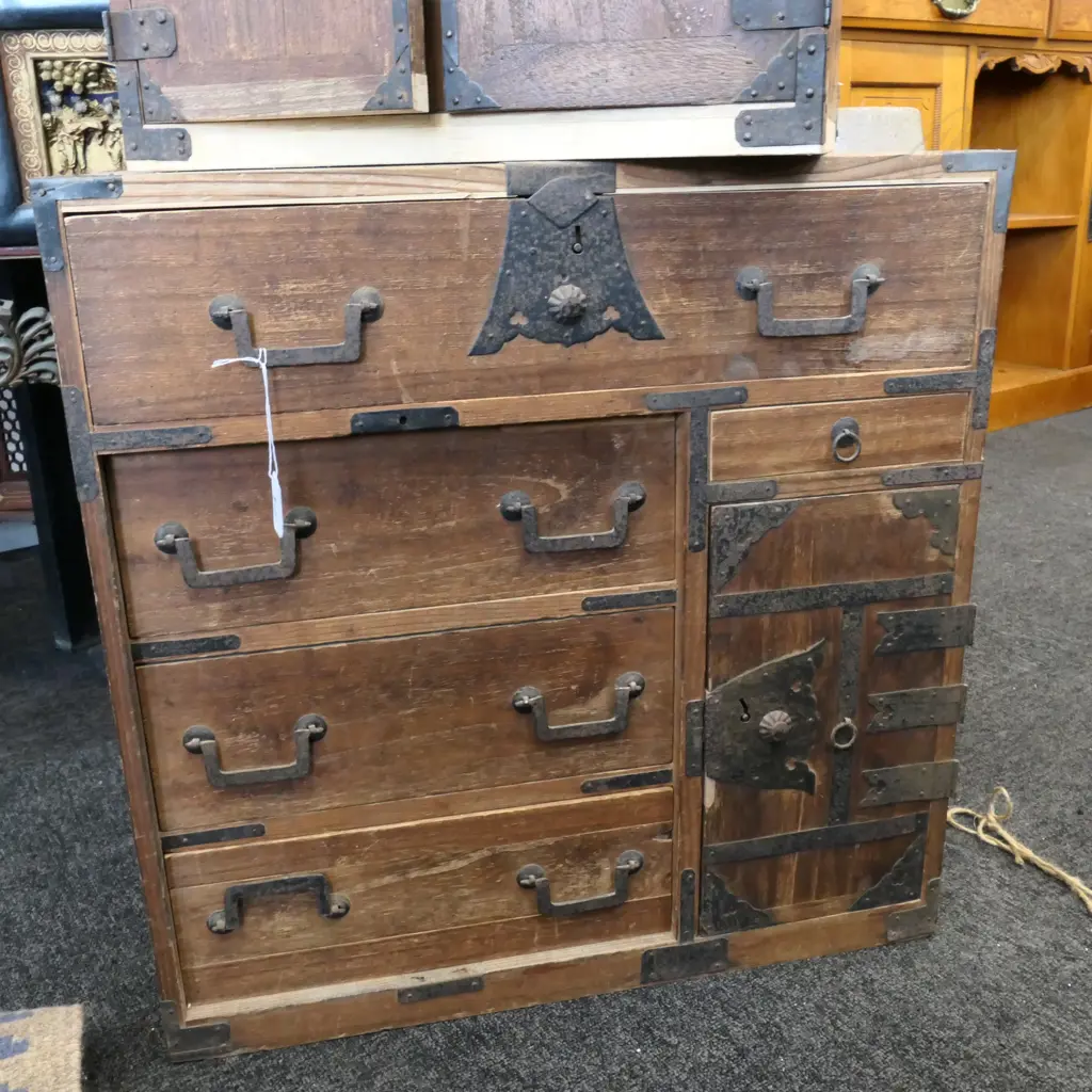 EARLY 20thC JAPANESE SMALL TANSU CHEST H. 570MM Image 1++