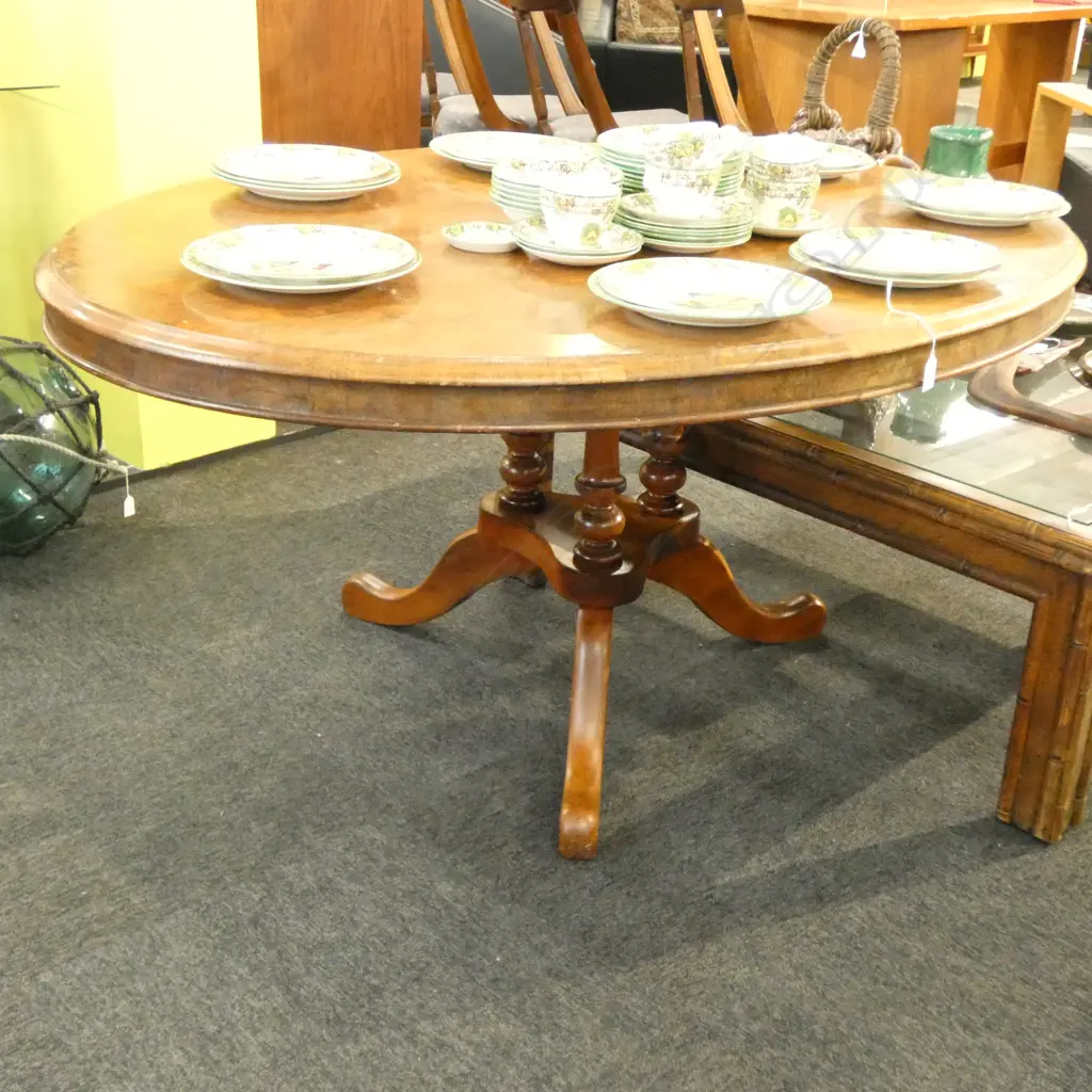 VICTORIAN OVAL LOO TABLE TRIFORM BASE Image 1++