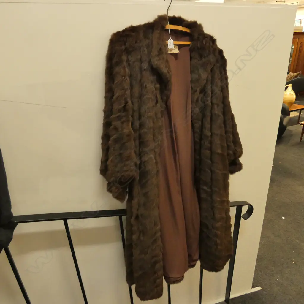 LADIES FUR COAT  Image 1++