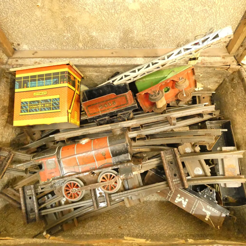 SUITCASE OF VINTAGE HORNBY TRAINS Image 1++