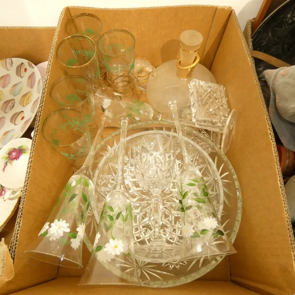 GOOD BOX LOT ASSORTED GLASS, BOWLS, GLASSES, ETC. Image 1++