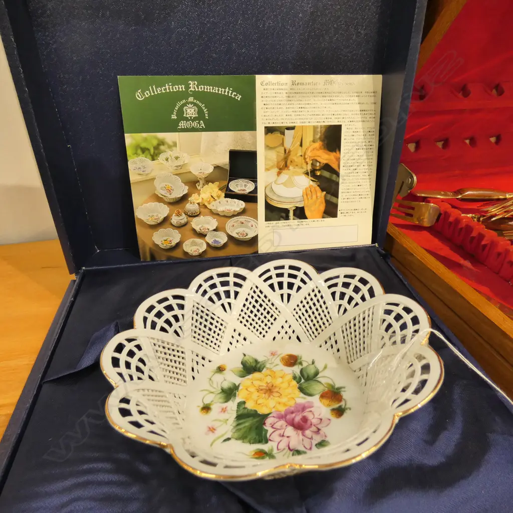 ROMANIAN PORCELAIN PIERCED BOWL, BOXED. W. 160MM Image 1++