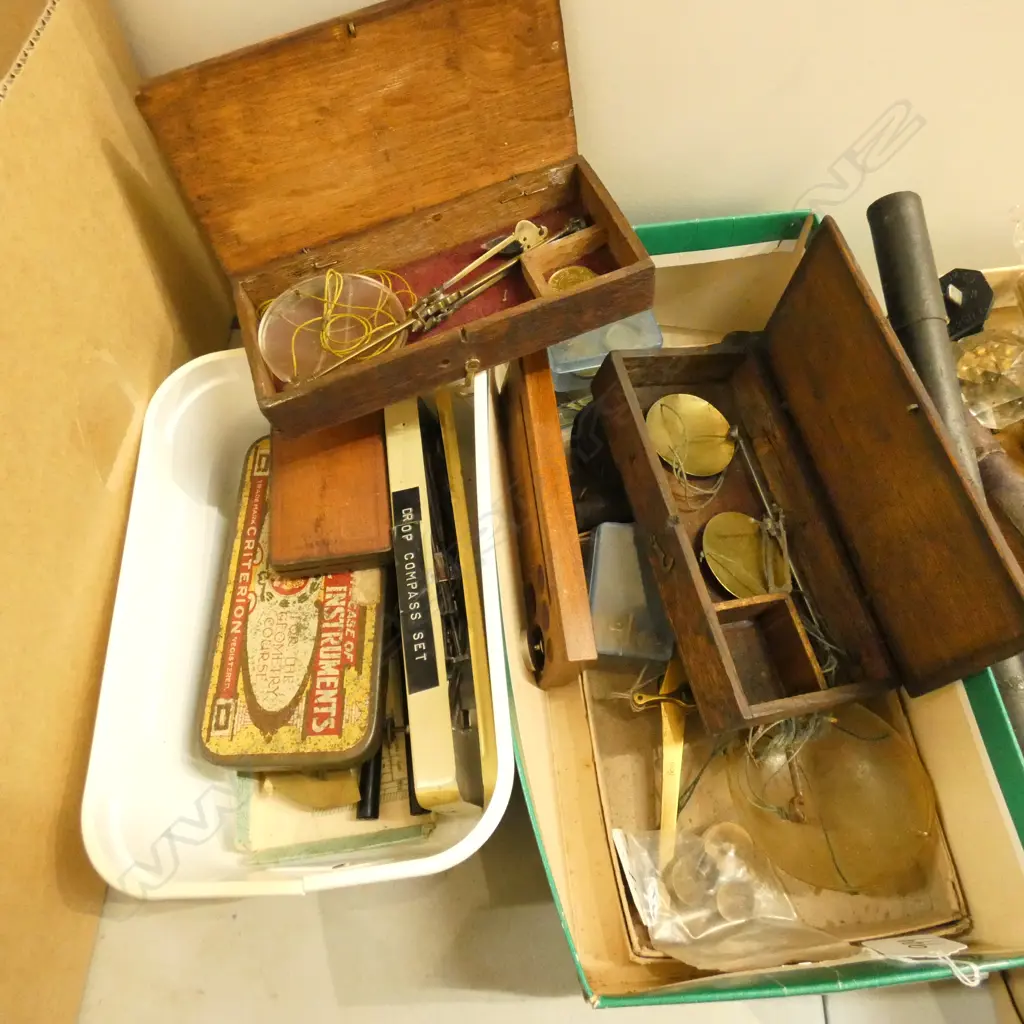 BOX OF SMALL BALANCE SCALES & ASST WEIGHTS Image 1++