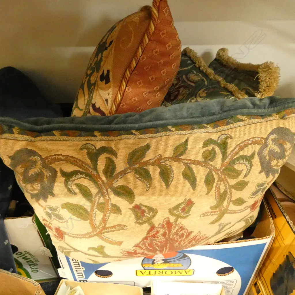 BOX LOT ASST. FABRIC + 4 CUSHIONS  Image 1++