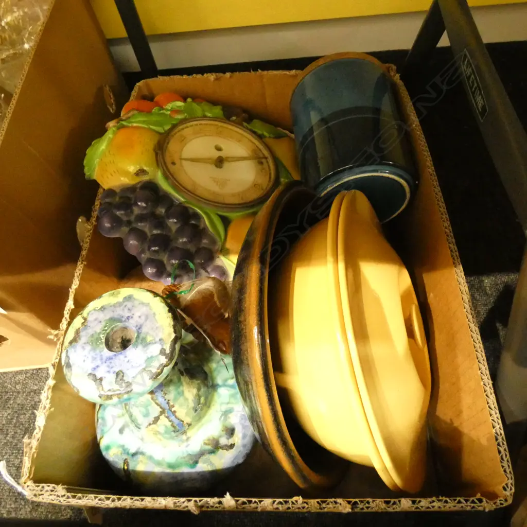 BOX LOT ASST CERAMICS, FRUIT CLOCK ETC Image 1++