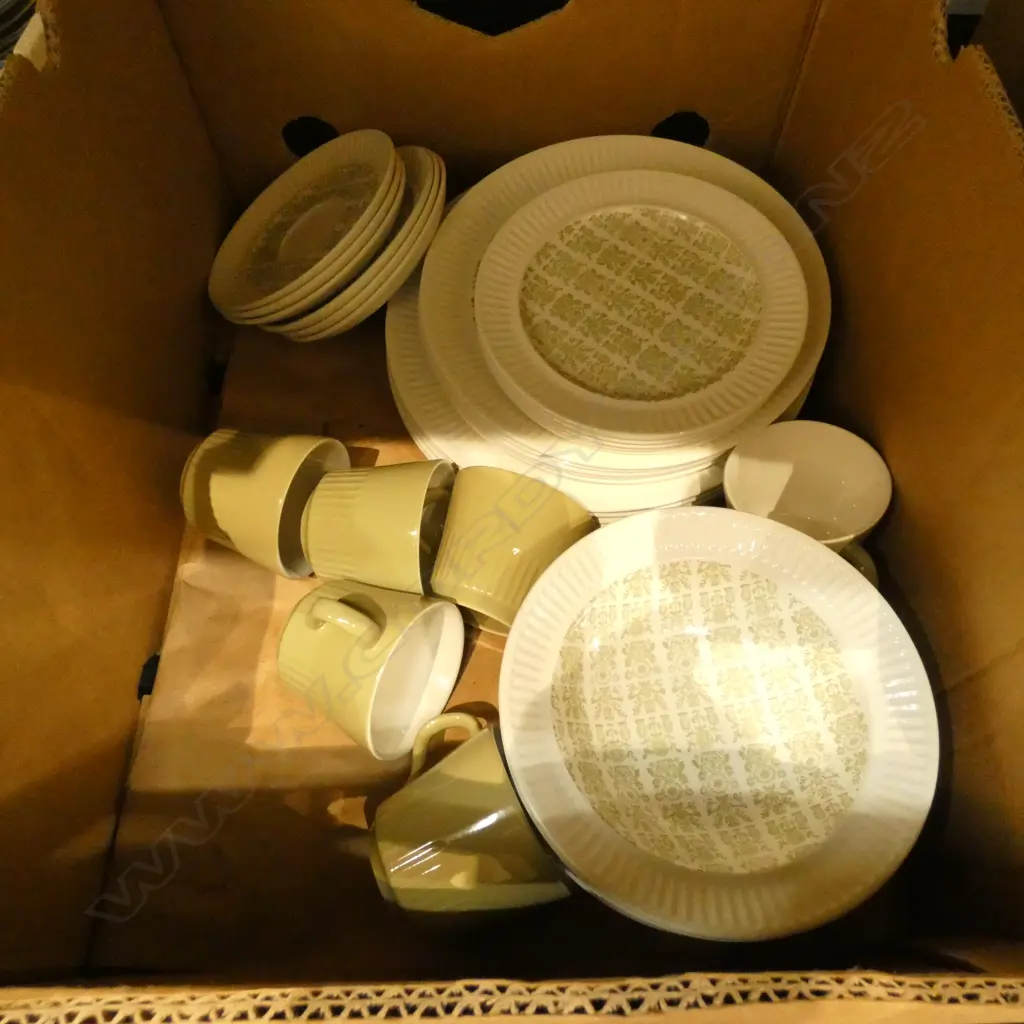 BOX CROWN LYNN KISMET, 33 PIECES Image 1++