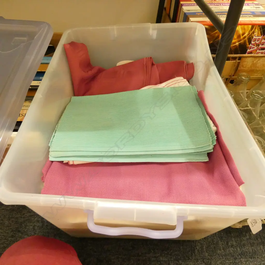 BOX LOT ASST. LINENS  Image 1++