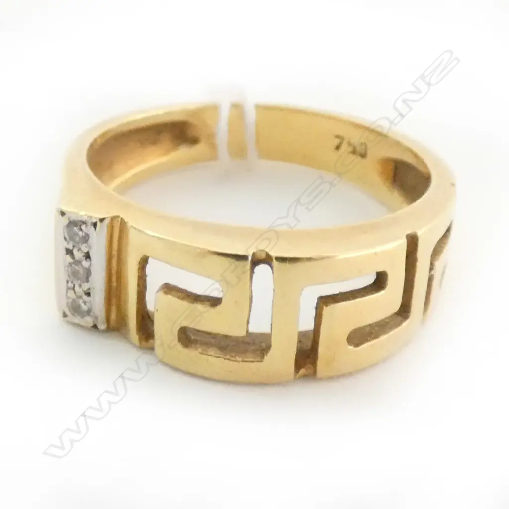 18CT GOLD AND DIAMOND GREEK KEY BAND 5.44gm Image 1++