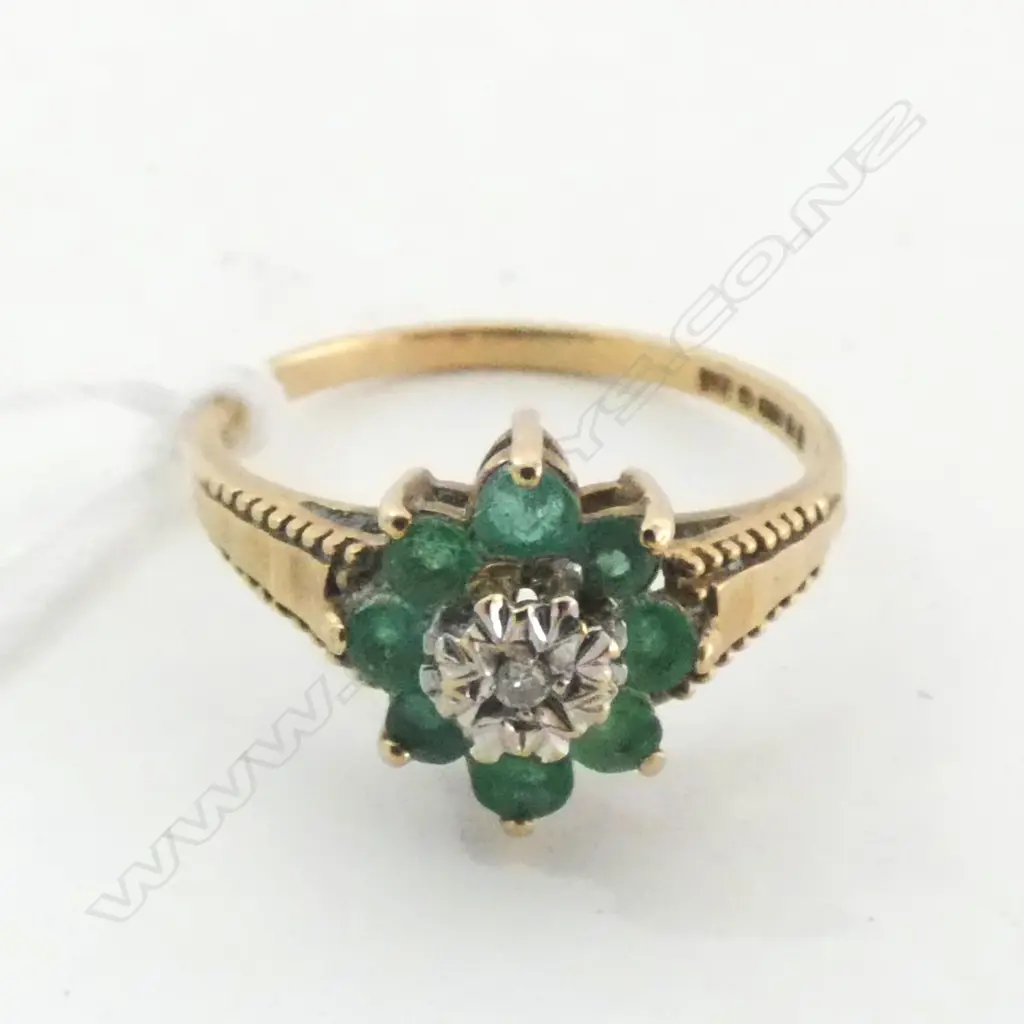 9CT GOLD EMERALD AND DIAMOND CLUSTER RING Image 1++