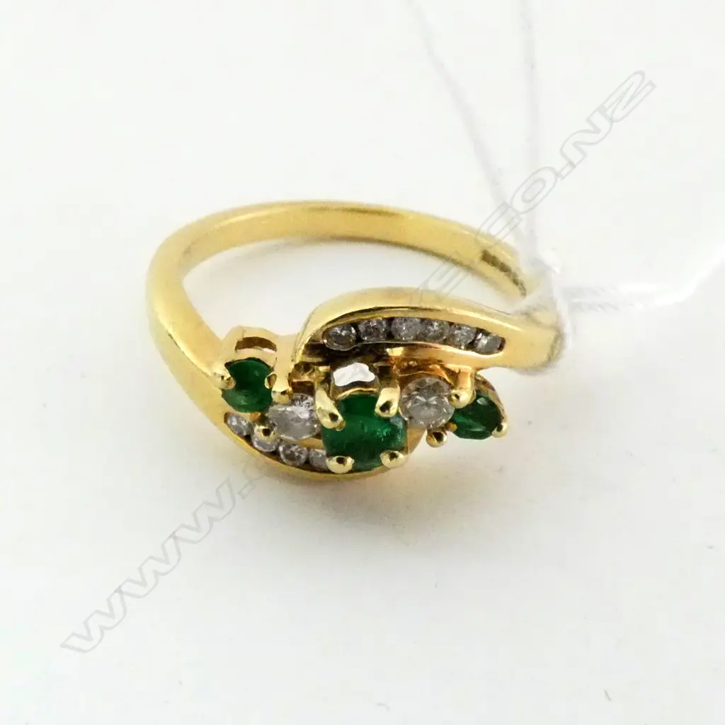 18CT GOLD DIAMOND AND EMERALD RING Image 1++