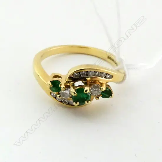 18CT GOLD DIAMOND AND EMERALD RING