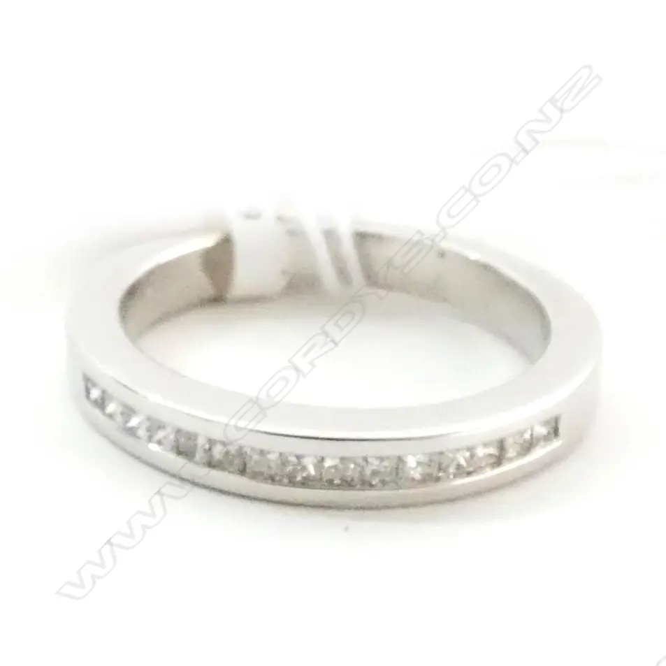 18CT WHITE GOLD PRINCESS CUT DIAMOND BAND (TDW 0.25CT) Image 1++