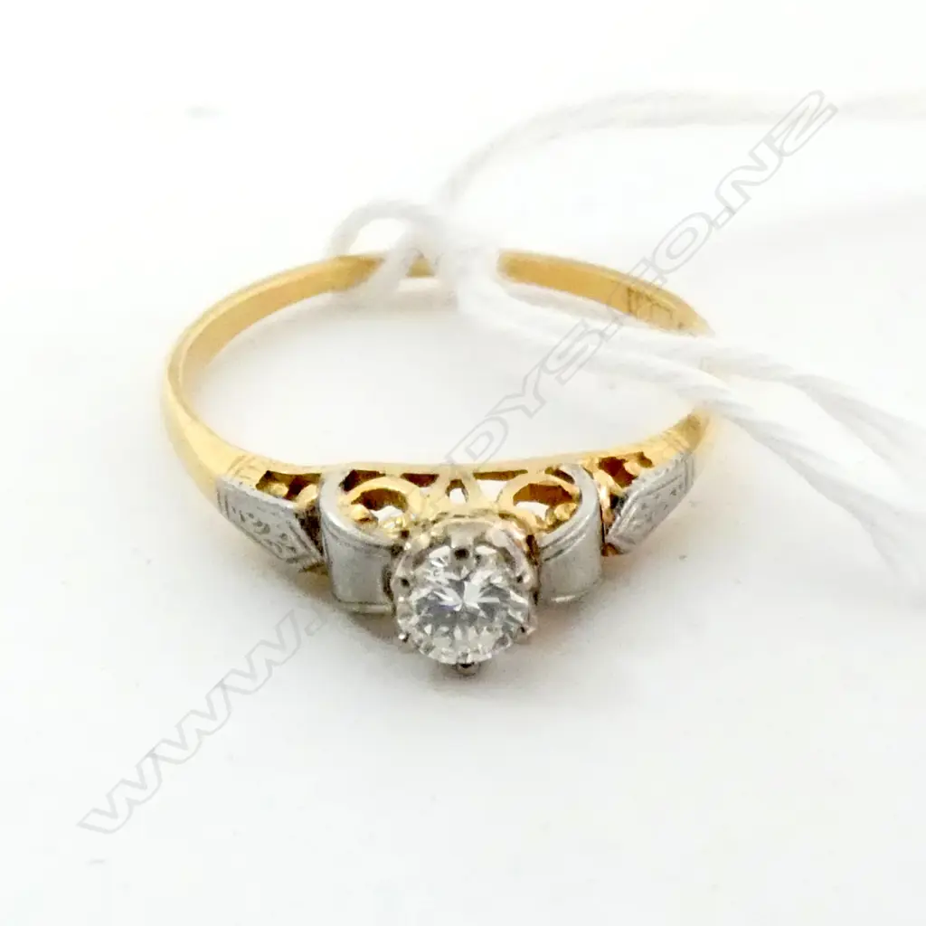 18CT SOLITAIRE DIAMOND RING C1940'S Image 1++