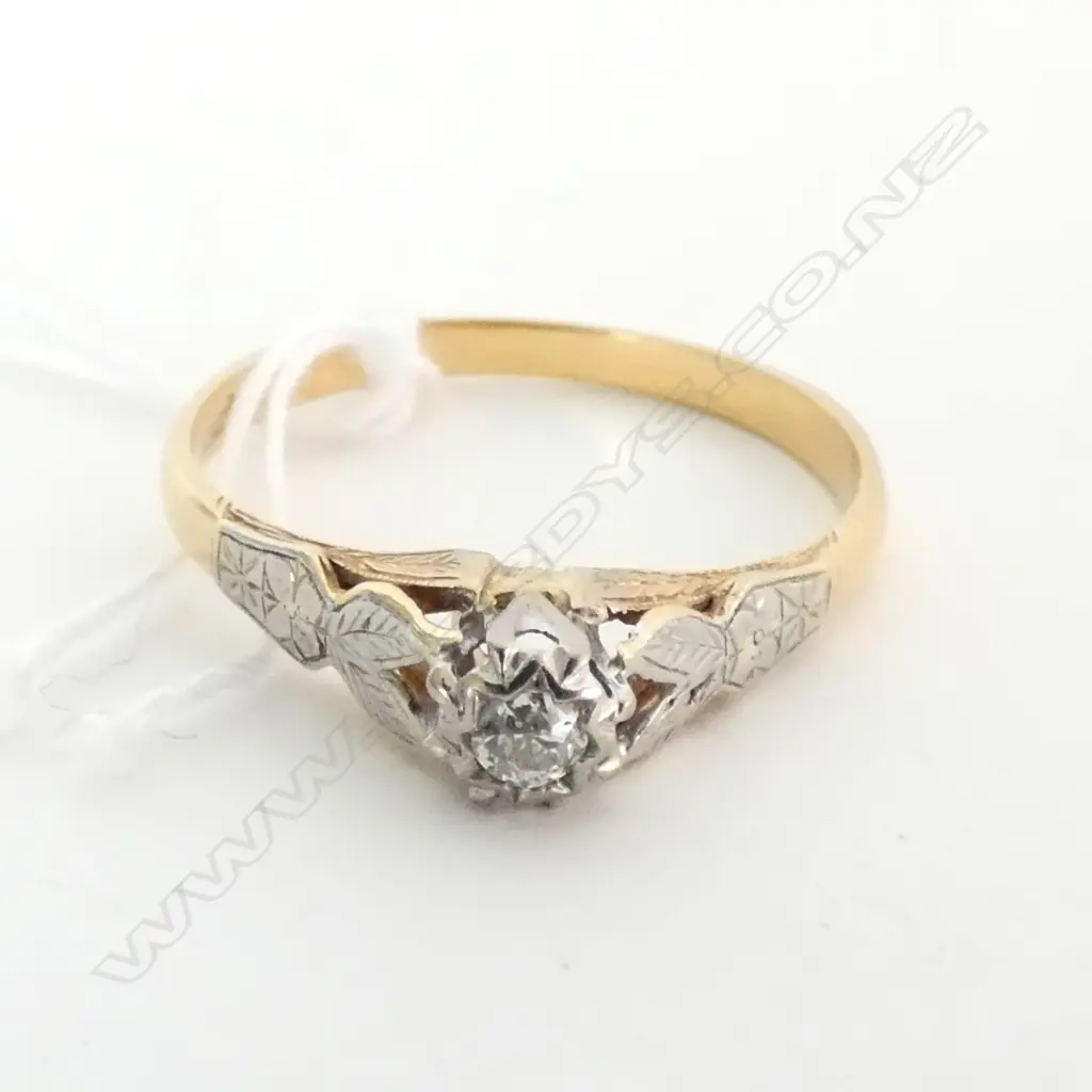 18CT GOLD AND DIAMOND SOLITAIRE DIAMOND RING (VAL 1900) Image 1++