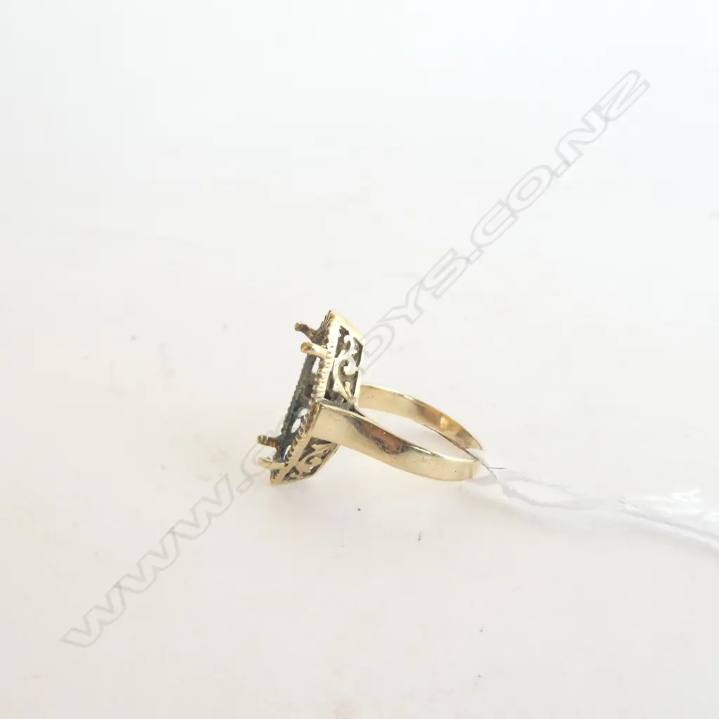 9CT GOLD RING WITH ORNATE SETTING, NO STONE. L.22MM Image 1++