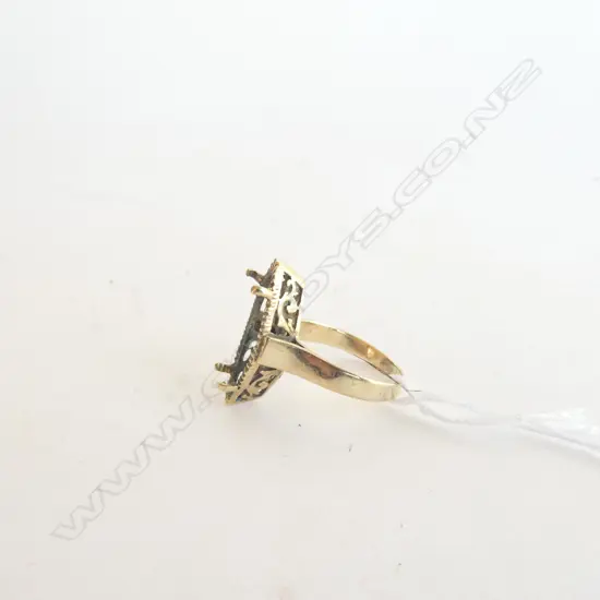 9CT GOLD RING WITH ORNATE SETTING, NO STONE. L.22MM