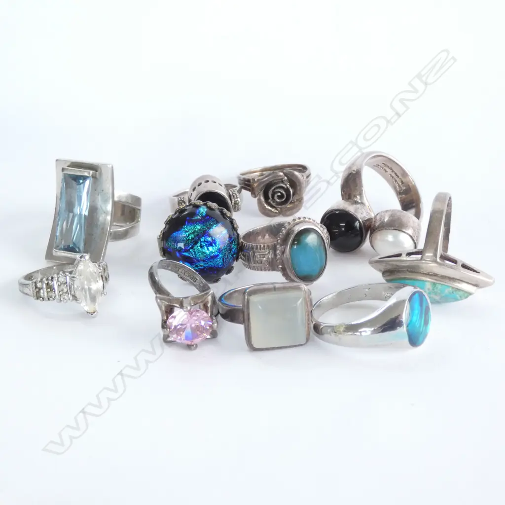 BAG LOT OF ASSORTED RINGS - COSTUME AND SILVER Image 1++