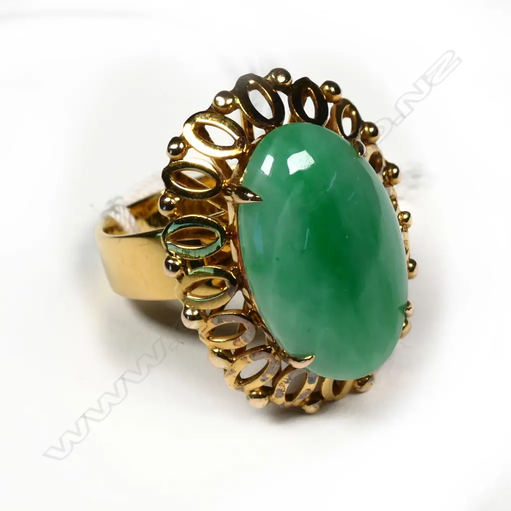 VINTAGE JADEITE RING SET IN 18CT GOLD 7.59gms Image 1++
