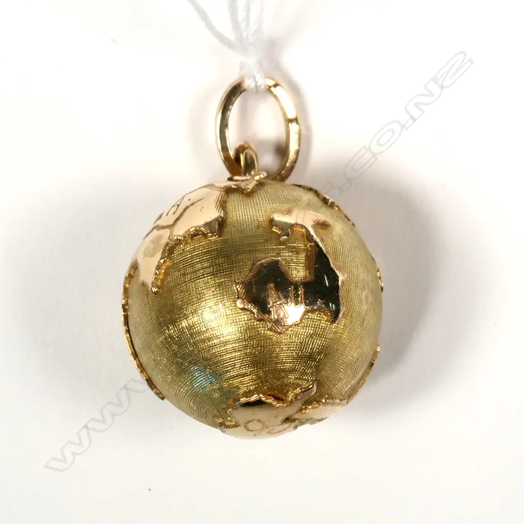 WORLD GLOBE 18CT GOLD PENDANT CHARM 5.8gms Image 1++
