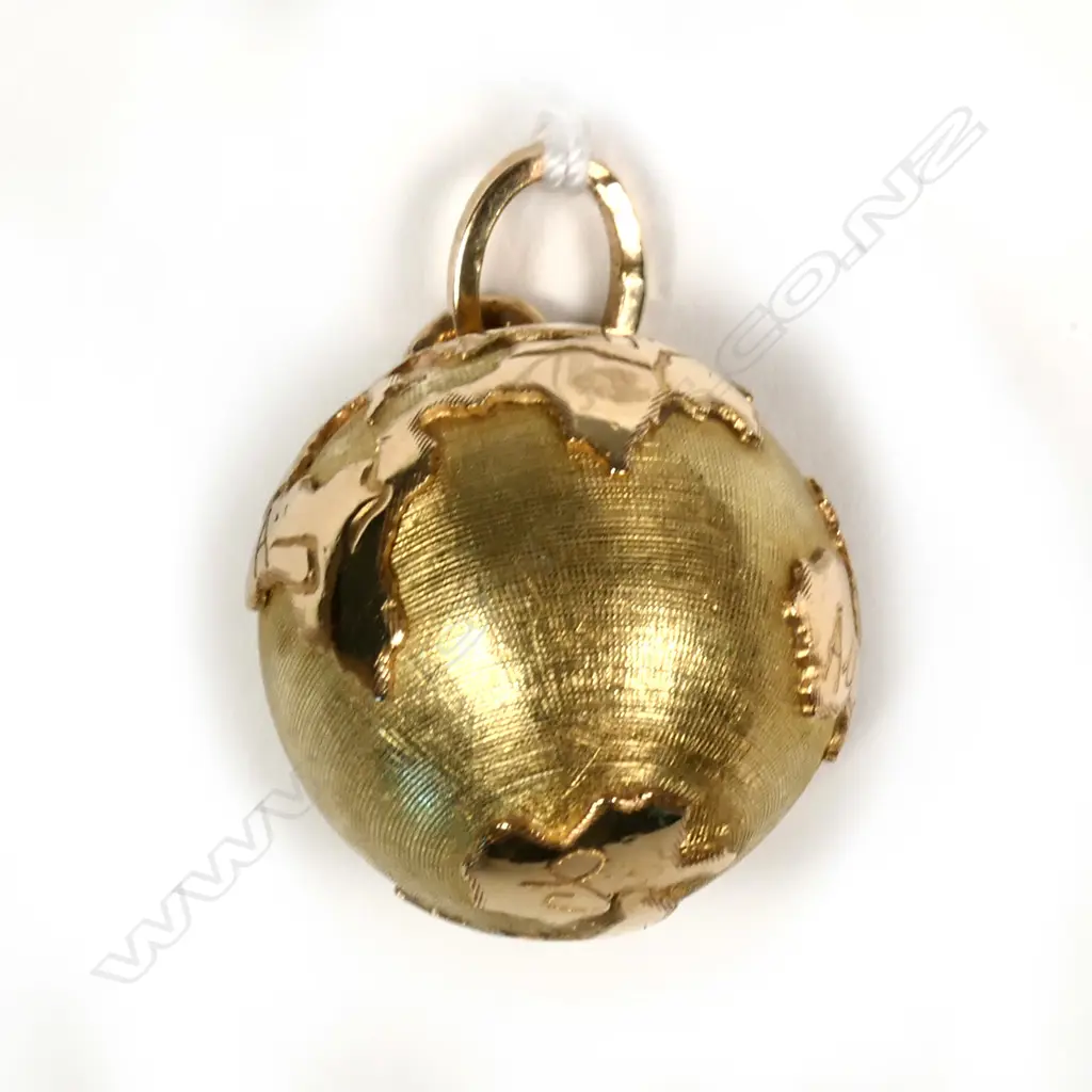 WORLD GLOBE 18CT GOLD PENDANT CHARM 5.8gms Image 1++