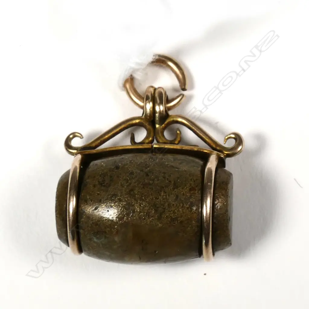 c1900 15ct GOLD BEARING QUARTZ BARREL FOB PENDANT Image 1++