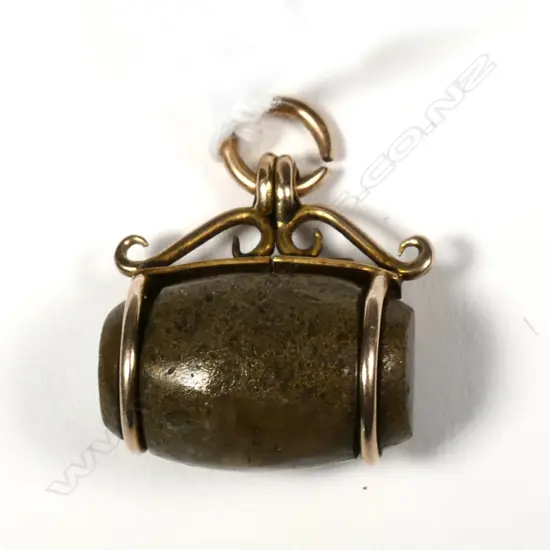 c1900 15ct GOLD BEARING QUARTZ BARREL FOB PENDANT