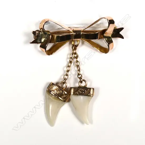 9CT ROSE GOLD BOW BROOCH SET WITH SHARK TEETH