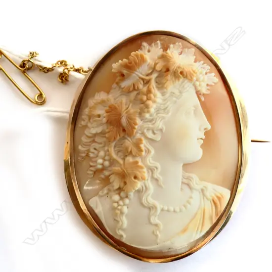 9CT GOLD CAMEO BROOCH & SAFETY CHAIN, 50 X 40MM