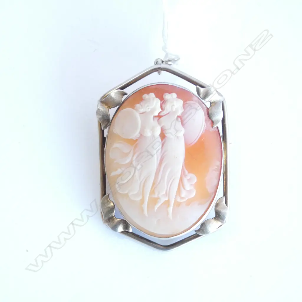 SILVER FRAMED VINTAGE 2 GRACES CAMEO BROOCH Image 1++