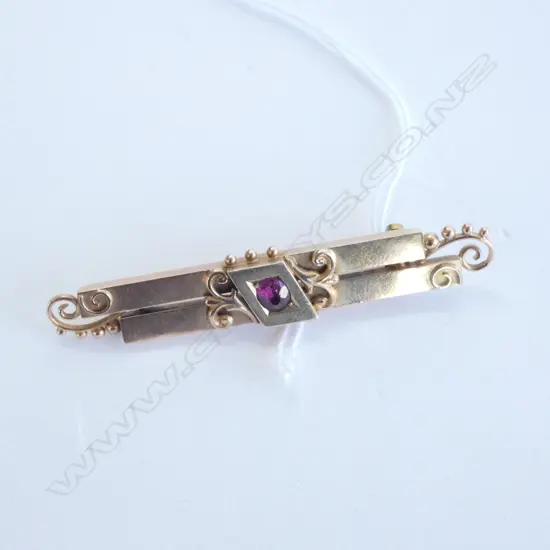9CT GOLD AMETHYST (?) BAR BROOCH,  L. 55MM