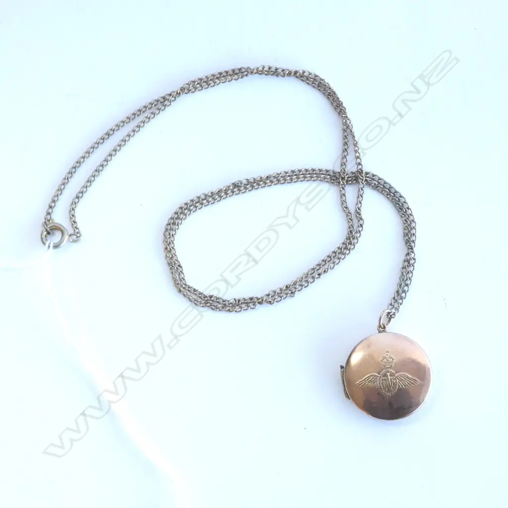 9CT GOLD R.A.F. LOCKET & CHAIN, C1940'S, DIA. 22MM Image 1++