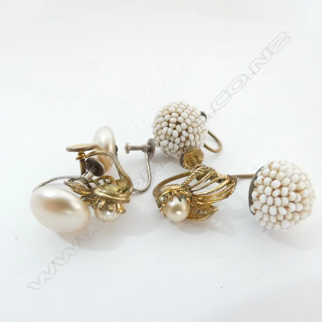 THREE PAIR VINTAGE SCREW BACK EARRINGS Image 1++