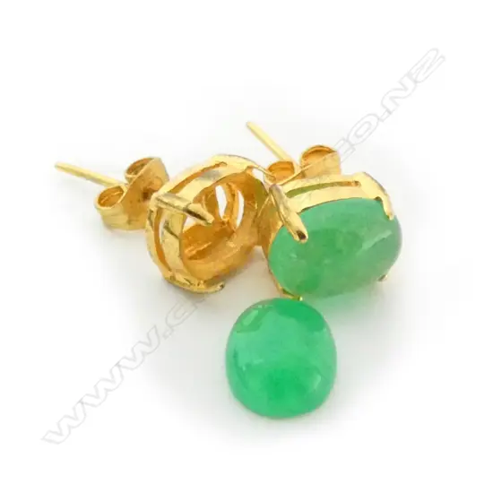 PAIR 18CT GOLD AND JADE STUD EARRINGS (ONE STONE LOOSE)