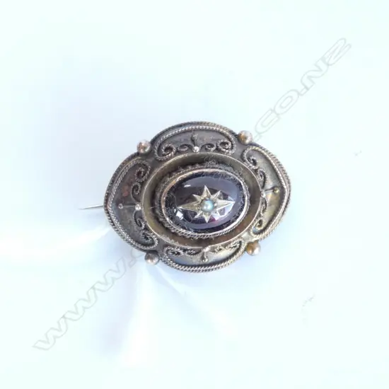 ANTIQUE MEMORIAL BROOCH GOLD?
