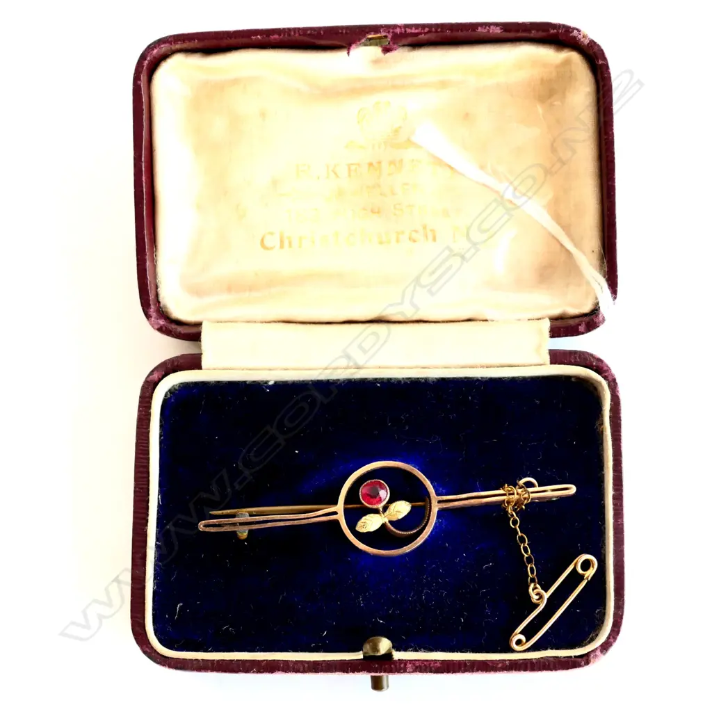 9CT GOLD & RED STONE BROOCH & SAFETY CHAIN, ORIGINAL LEATHER BOX Image 1++