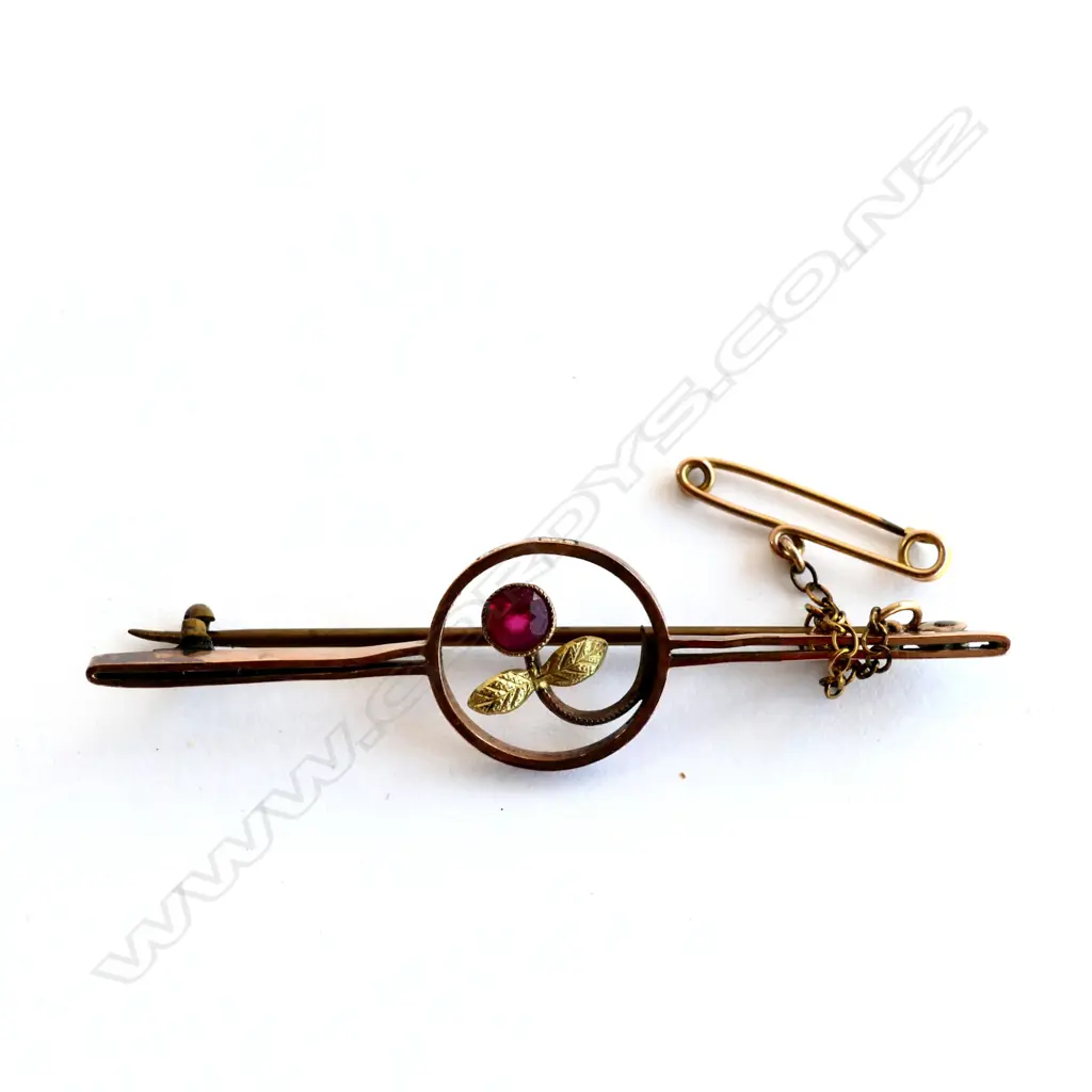 9CT GOLD & RED STONE BROOCH & SAFETY CHAIN, ORIGINAL LEATHER BOX Image 1++