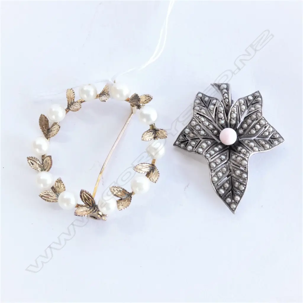 TWO PEARL BROOCHS  Image 1++