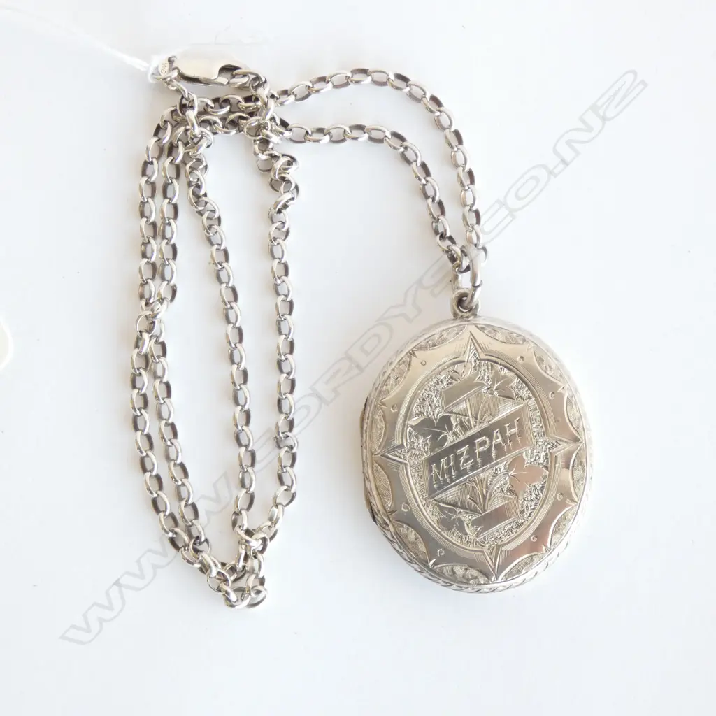 SILVER MIZPAH LOCKET AND CHAIN Image 1++