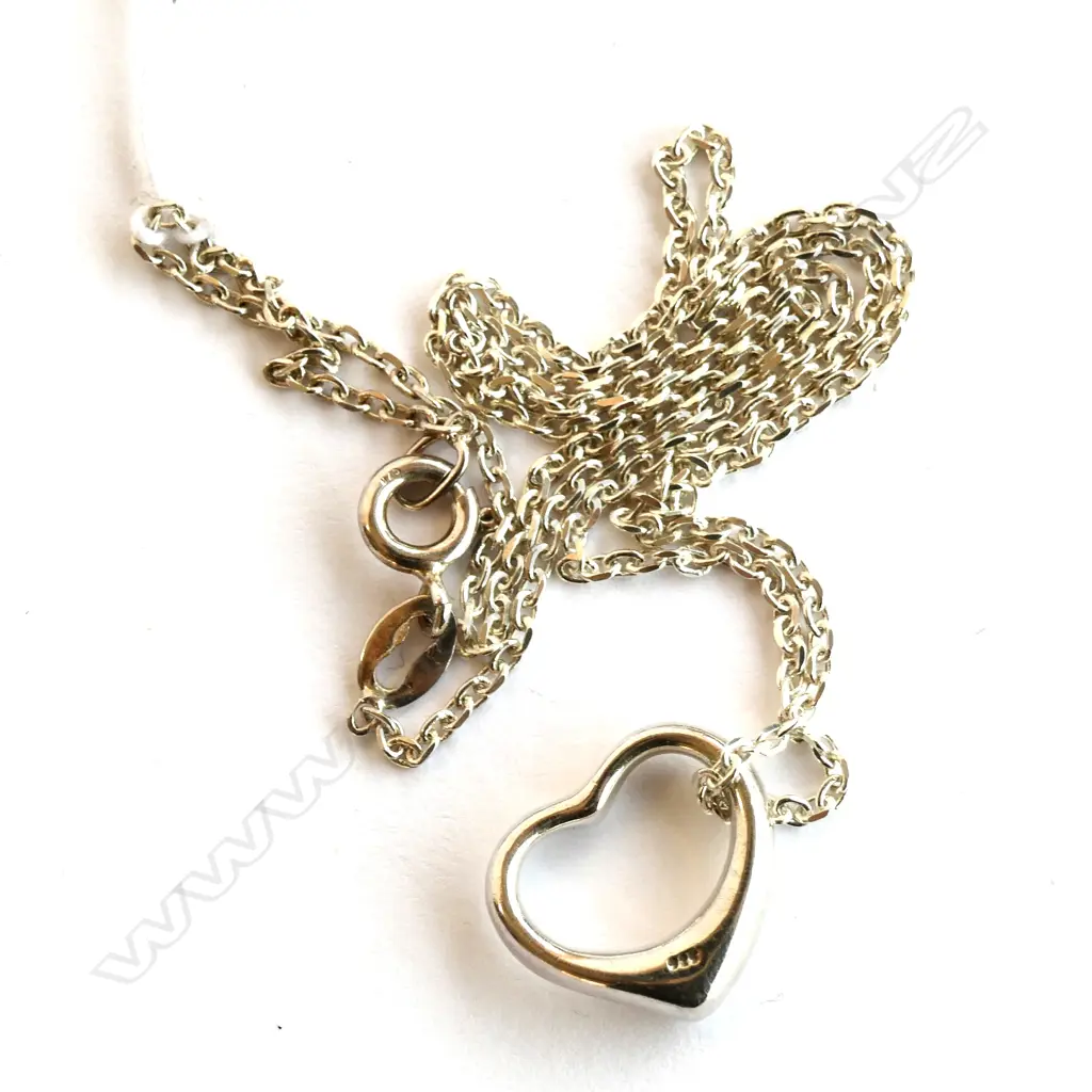 SILVER CHAIN AND HEART PENDANT Image 1++